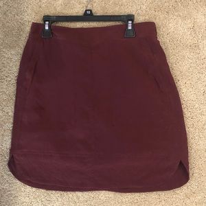 Maroon skirt w/ pockets (XS)